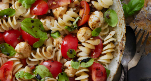 Pasta fredda vegana con tofu e pomodori secchi: la ricetta dell'estate